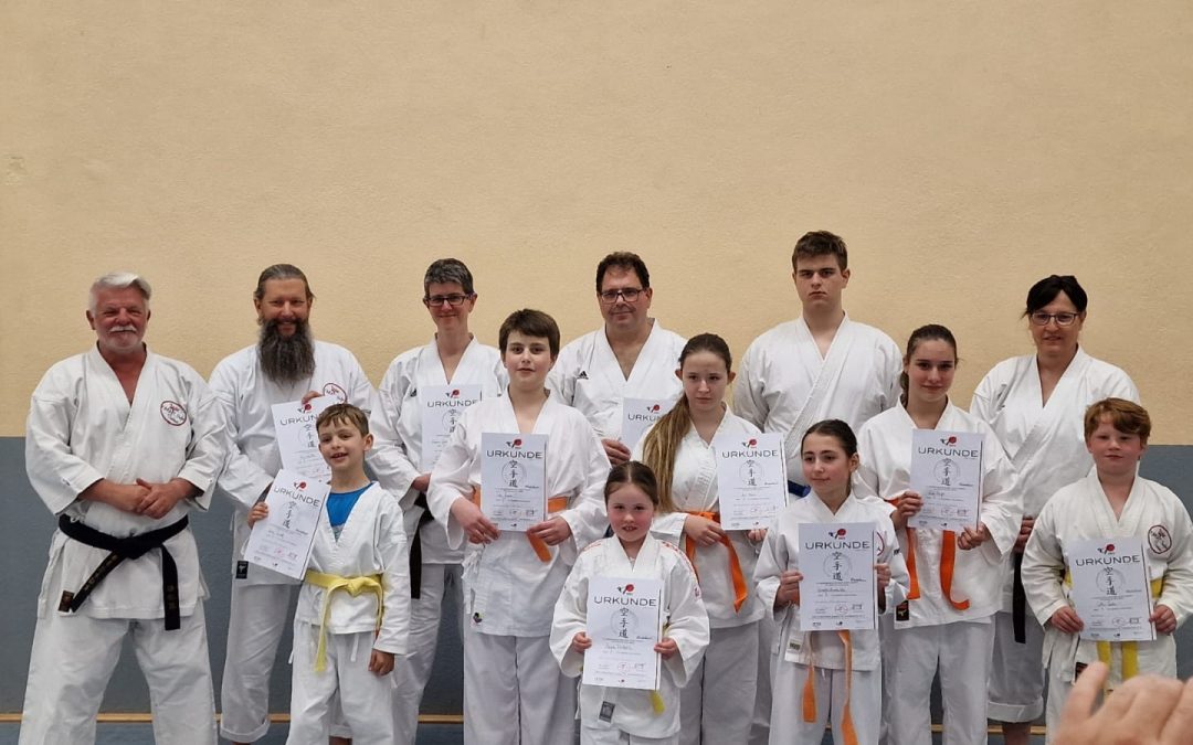 Erfolgreiche Karateprüfungen im Mai: Eine Prüfung voller Herausforderungen und Freudentränen