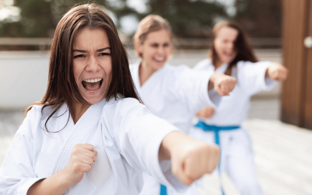 karate junge frauen zeigen schlagtechnik